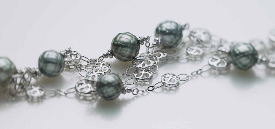 黒蝶真珠の華真珠（カットパール）とK18WG使用のデザインネックレス、ロングタイプ。